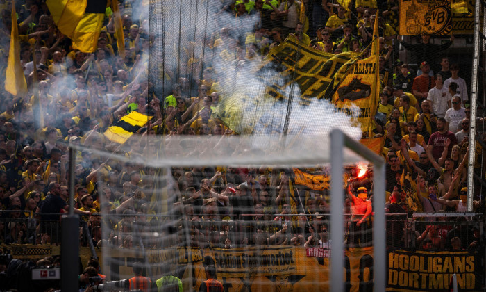 Leverkusen, Germany. 11th Mai 2025. BVB Fan zündet bengalisches Feuer Bayer Leverkusen - Borussia Dortmund 11.05.2025 Copyright (nur für journalist
