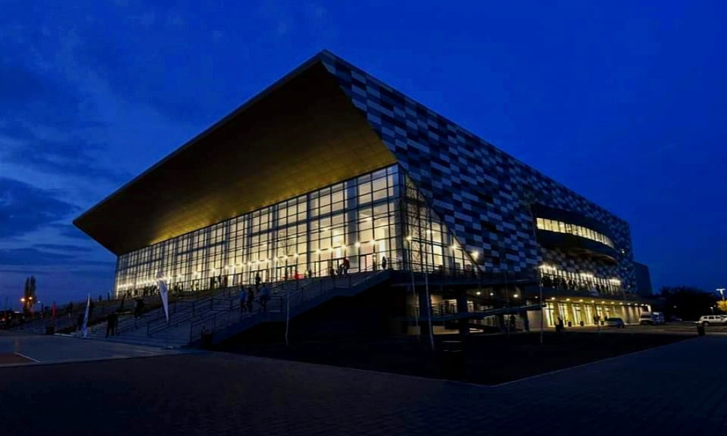 Spun că e cea mai frumoasă din România! Arena de 25 de milioane e aproape gata, dar accesul se face pe o stradă de pământ