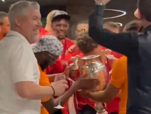 Dan Petrescu și jucătorii de la CFR Cluj au petrecut pe manele până dimineață, după ce au câștigat Cupa României