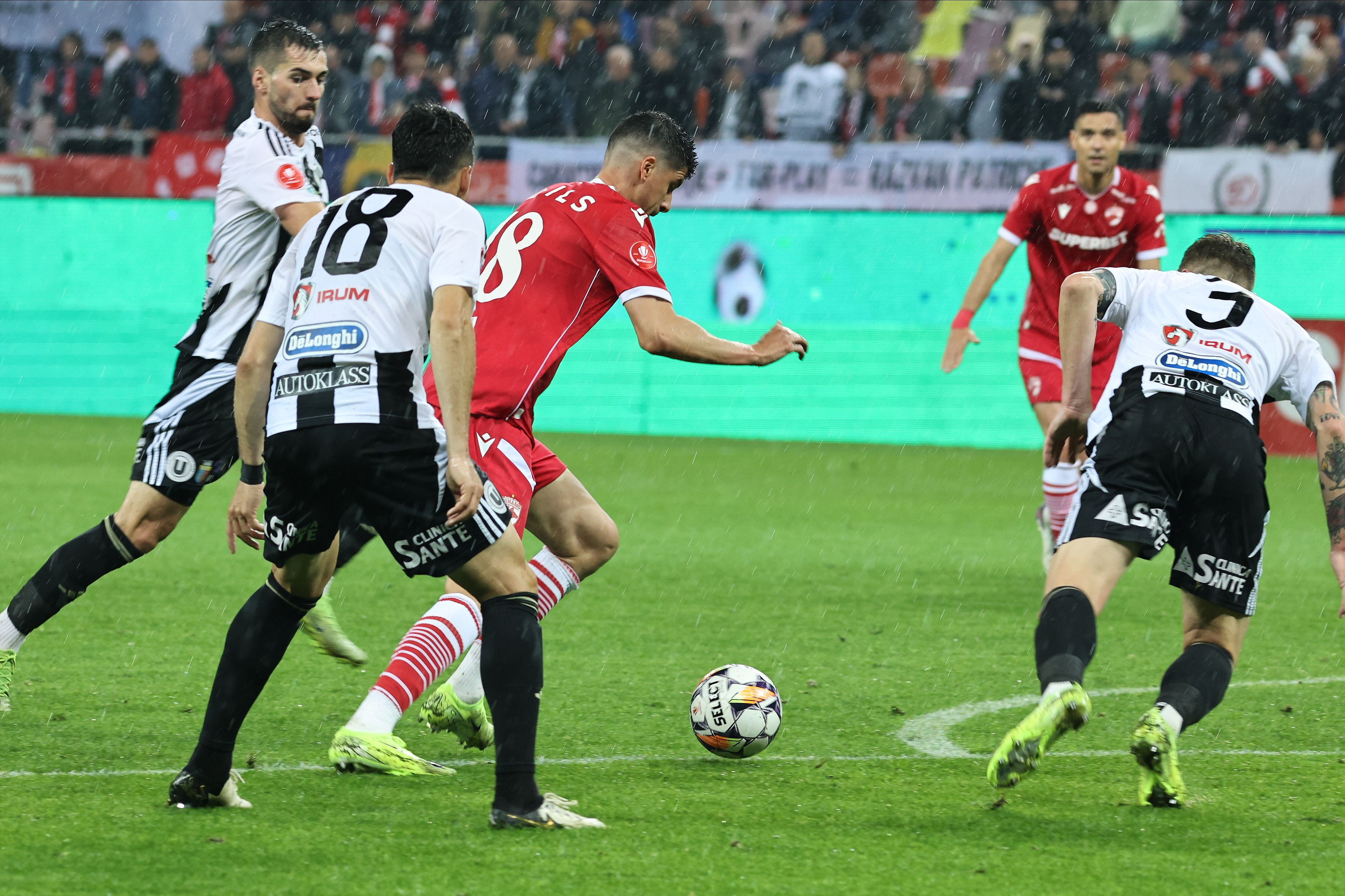 Dinamo - ”U” Cluj 1-3. Spectacol pe Arenă: oaspeții au marcat de 3 ori în 10 oameni! Chipciu, eliminat