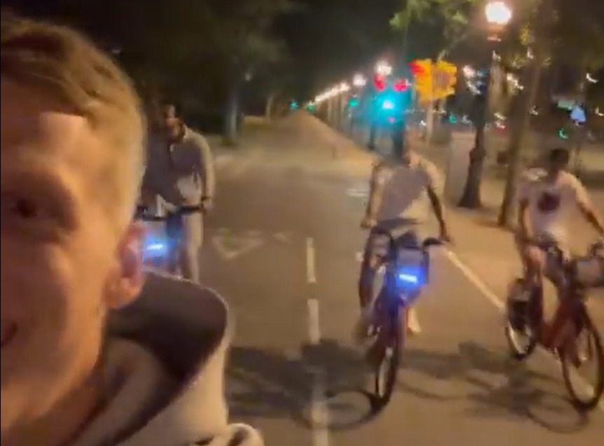Imediat după ce au câștigat titlul, patru jucători ai Barcelonei au luat bicicletele și au mers direct la spital
