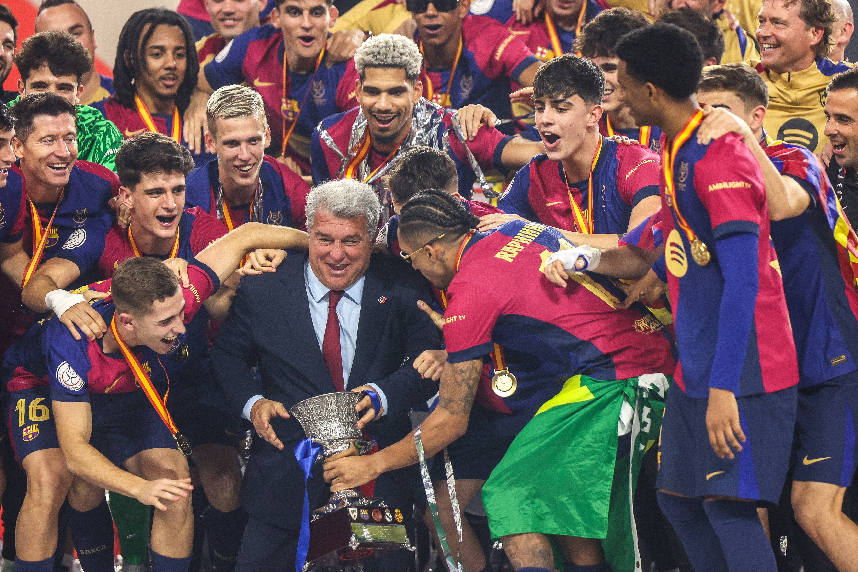 Imagine Stire Laporta, față în față cu jucătorii și Hansi Flick, la o zi după ce și-a dat demisia de la Barcelona. Ce le-a transmis | 2review.ro