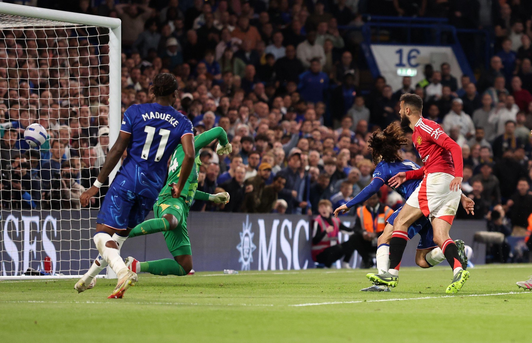 Aston Villa - Tottenham 2-0 / Chelsea - Manchester United 1-0. Înfrângeri pentru finalistele Europa League