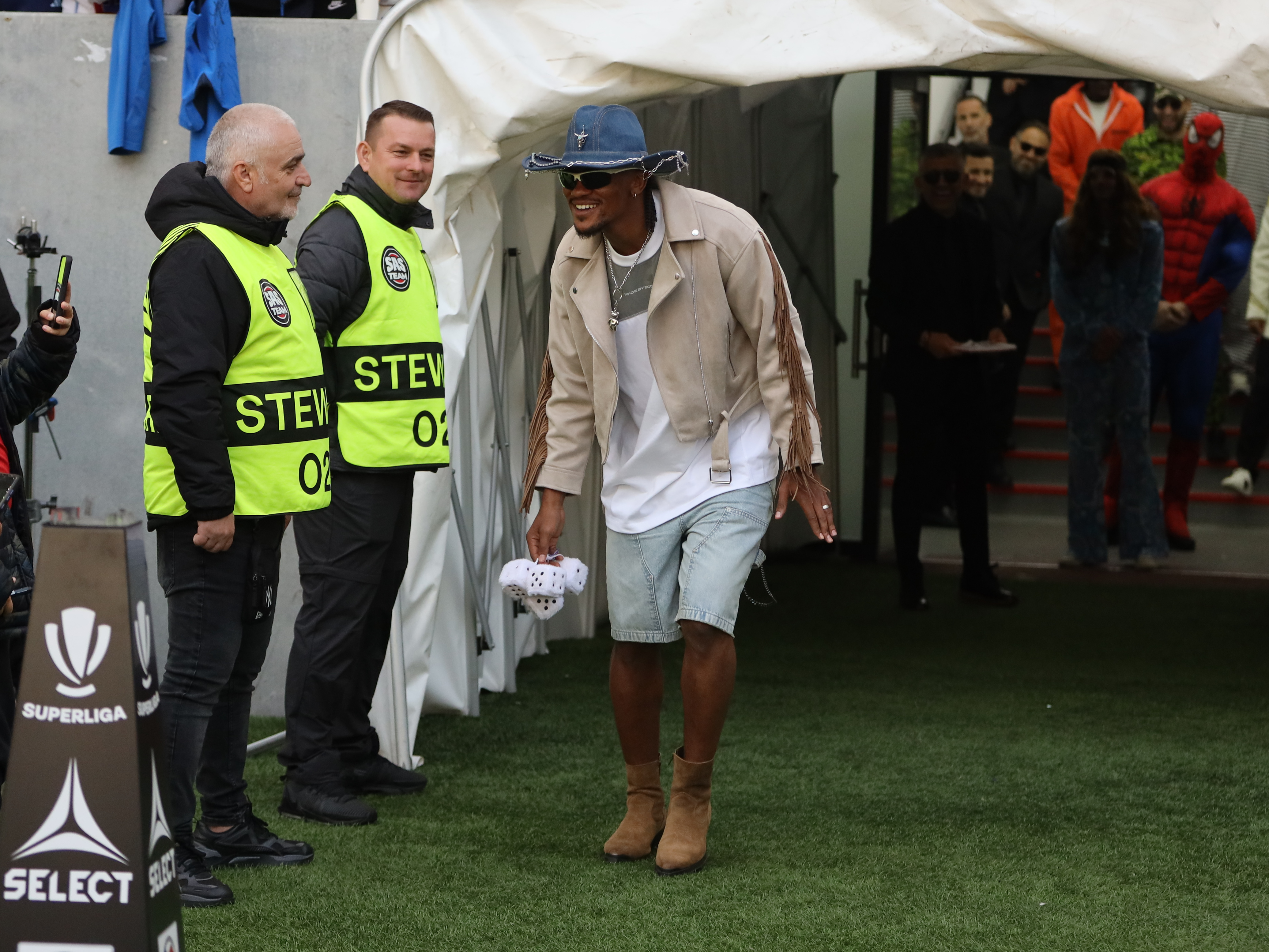 Cum a putut să se îmbrace Ngezana la antrenamentul FCSB-ului, susținut la 35 de grade
