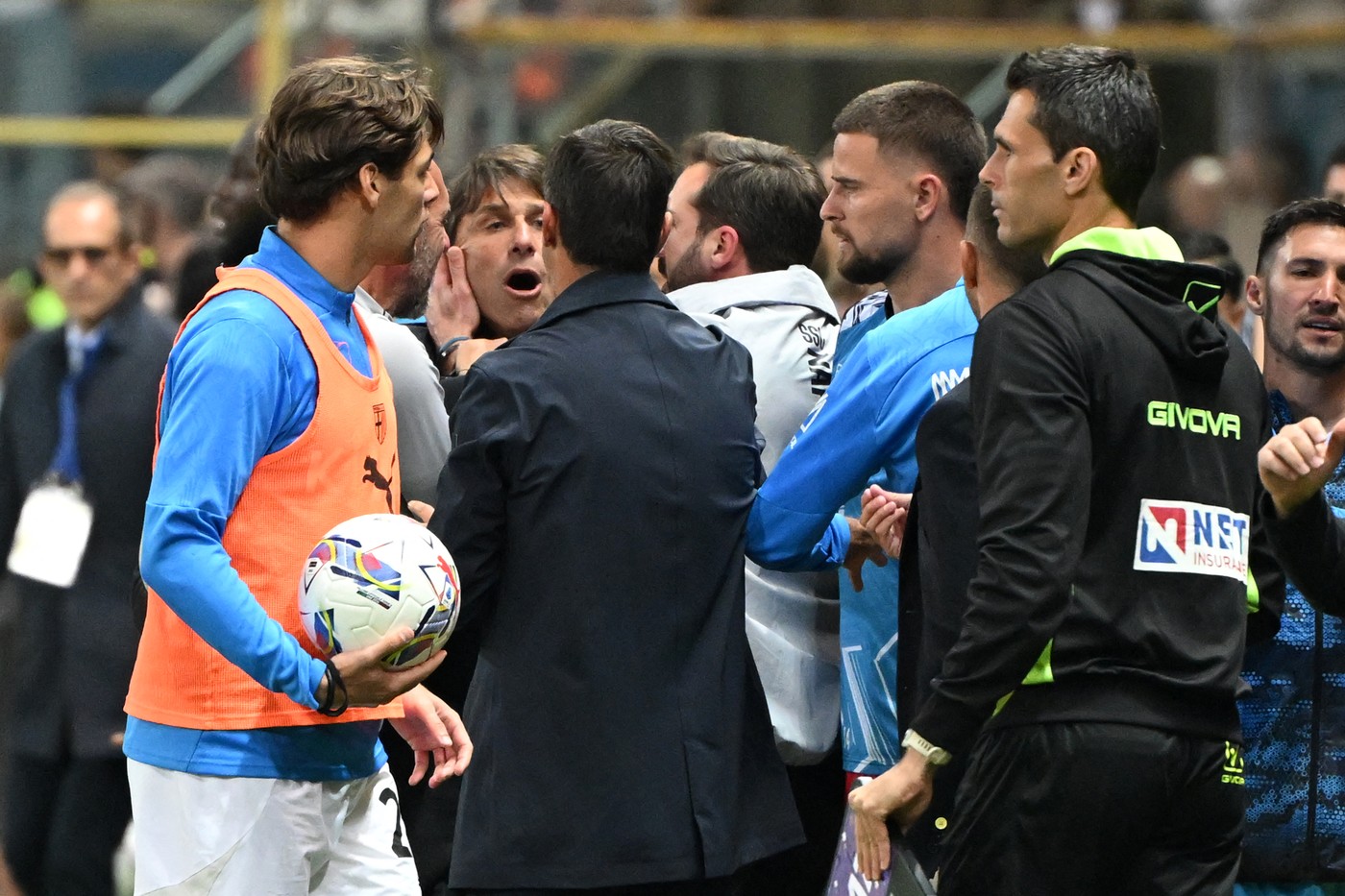 "Eu sunt idiotul!" Cristi Chivu nu s-a ferit de cuvinte, după ce a fost eliminat în finalul "nebun" din Parma - Napoli