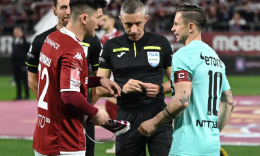 Capitanii Cristian Ionut Sapunaru si Ciprian Ioan Deac se saluta la meciul de fotbal dintre Rapid Bucuresti si CFR Cluj,