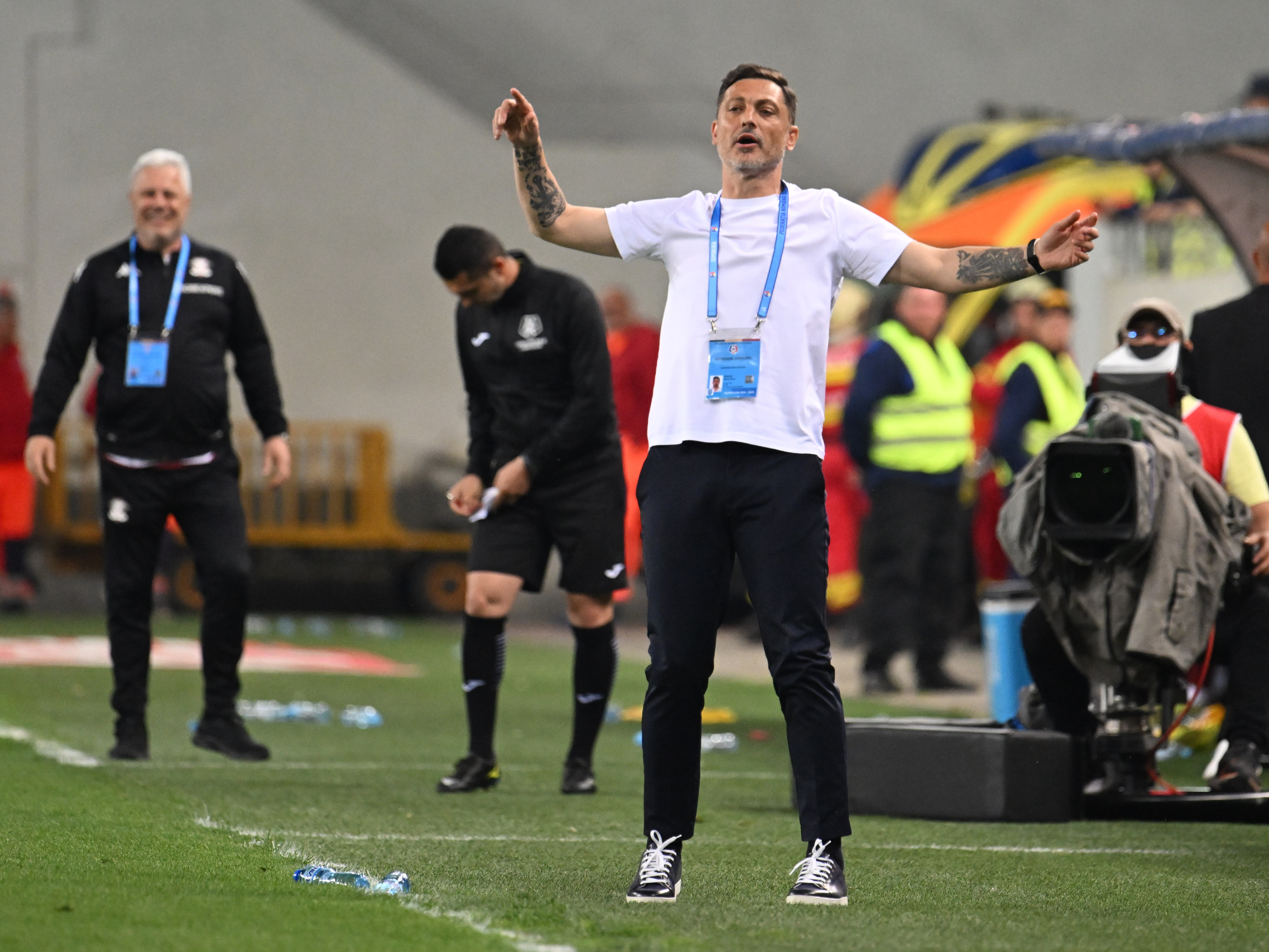 Decizia drastică luată de Rădoi la Craiova! Fotbalistul pe care Lucescu îl vedea la națională, out din primul 11