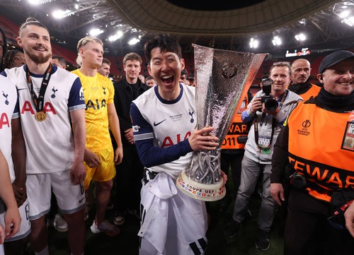 ”Harry, am câştigat şi noi un trofeu!”. Kane a scris un singur cuvânt, după ce Tottenham a încheiat ”seceta” de 17 ani