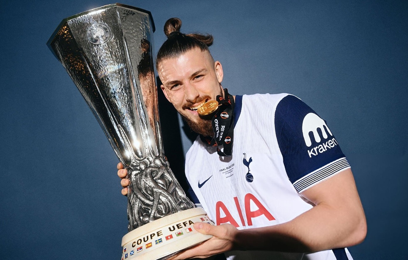 Primul mesaj al lui Radu Drăgușin, după ce Tottenham a câștigat finala Europa League