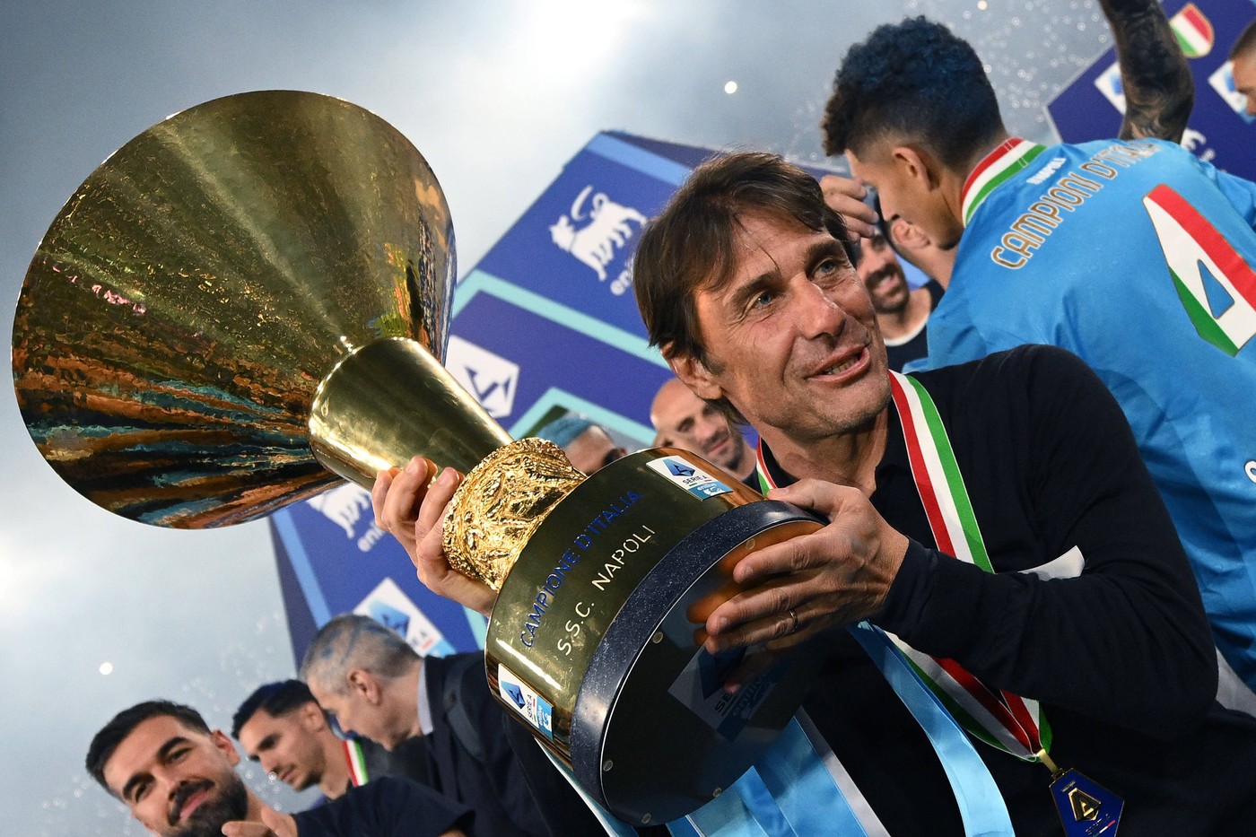 Antonio Conte a semnat, la o săptămână după ce a luat titlul cu Napoli