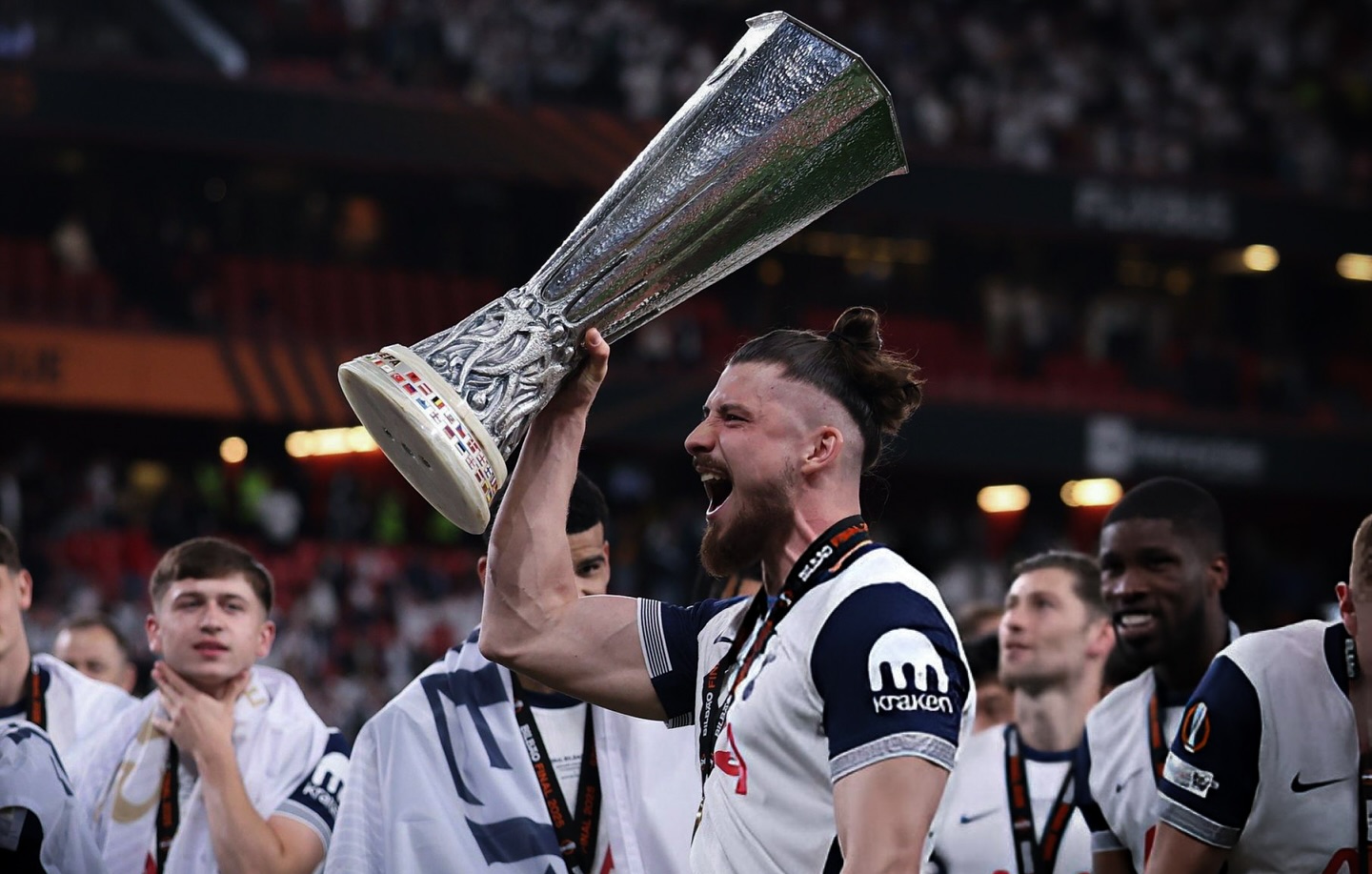 Revine Radu Drăgușin! Englezii anunță că românul urmează să fie în lot la Tottenham