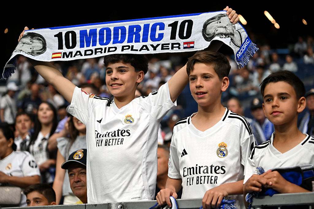Fanii lui Real Madrid au afișat două bannere uriașe la adresa lui Luka Modric și Carlo Ancelotti, la meciul cu Sociedad