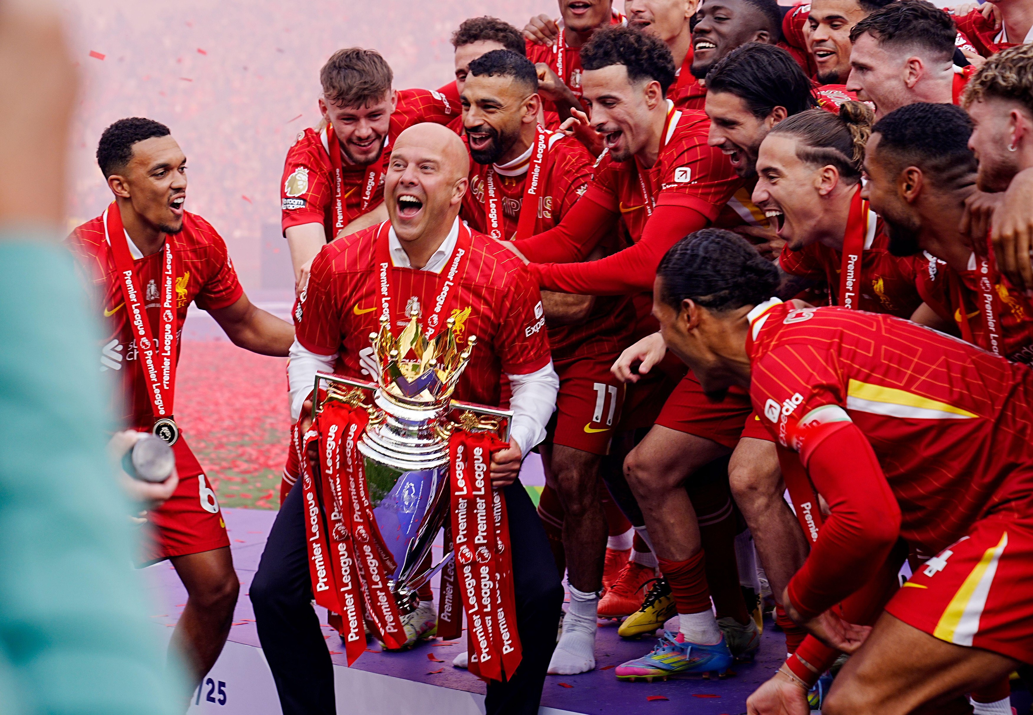 Liverpool a primit trofeul Premier League! Cum au sărbătorit ”Cormoranii” titlul pe Anfield