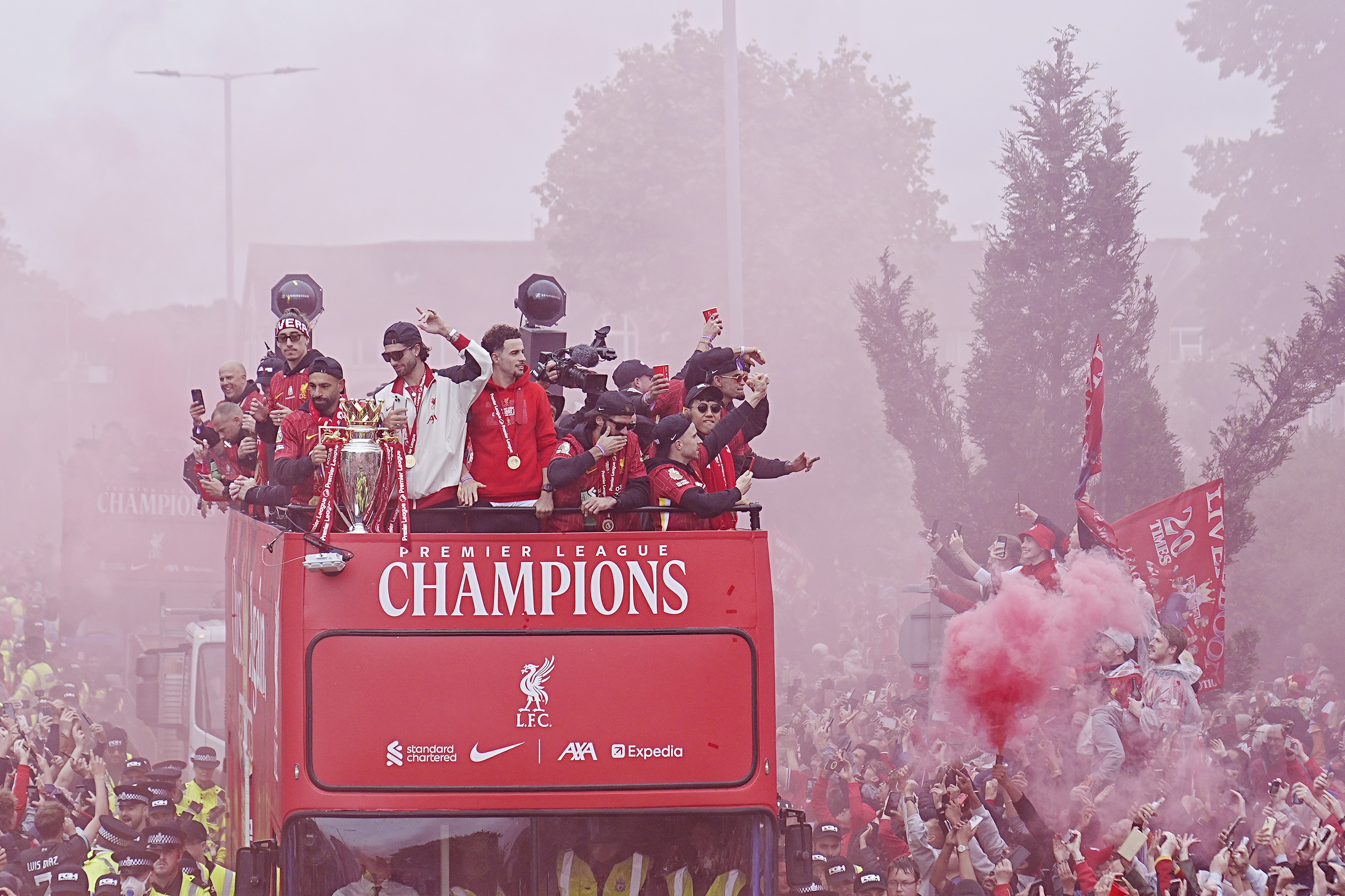 Imagini memorabile! 1.000.000 de oameni au sărbătorit titlul câștigat de Liverpool