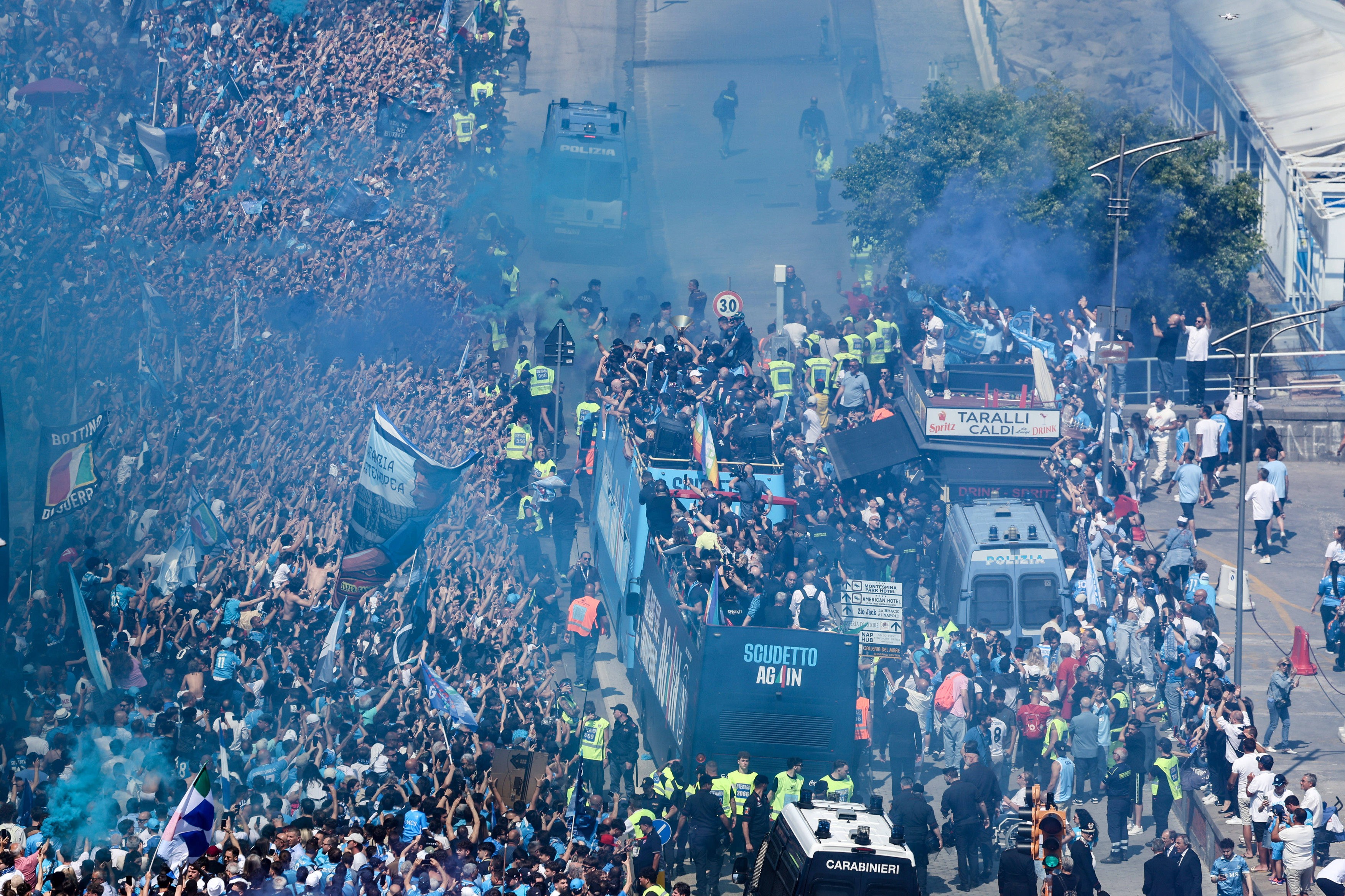 Planeta Napoli! Zeci de mii de fani prezenți la parada campioanei Italiei