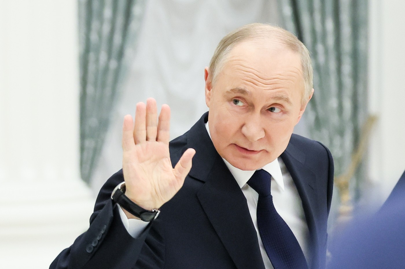 Vladimir Putin a salutat rezultatul alegerilor, însă noul președinte i-a dat lovitura de grație Rusiei