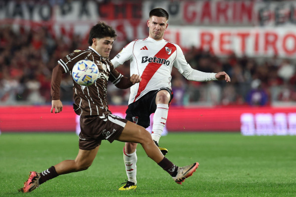 Buenos Aires, Argentina. 20th May, 2025. River Plate's midfielder Franco Mastantuono (R) vies for the ball with Platense's midfielder Vicente Taborda during the Argentine Professional Football League 2025 Apertura Tournament quarter-final football match,