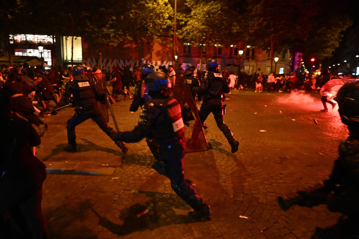 PSG a reacționat, după ce peste 500 de persoane au fost arestate și 2 bărbați au murit la Paris