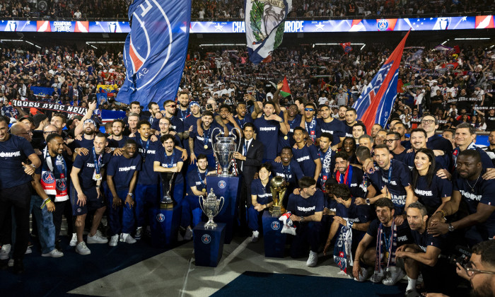 Les joueurs du PSG célèbrent leur titre de Champion d'Europe au Parc Des Princes à Paris