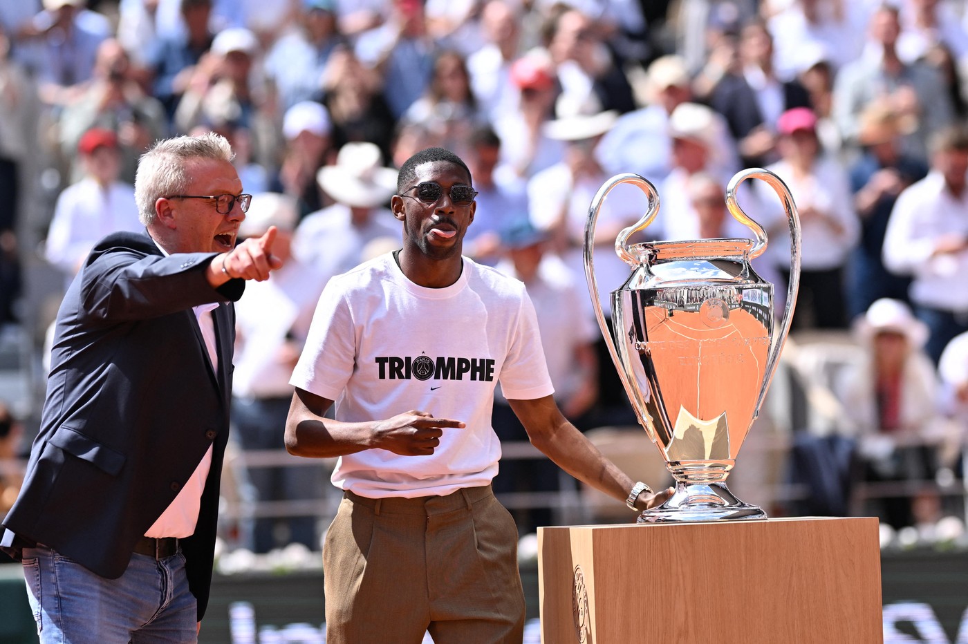 Plimbat peste tot! Dembele a intrat pe teren cu trofeul Champions League și publicul a reacționat instant