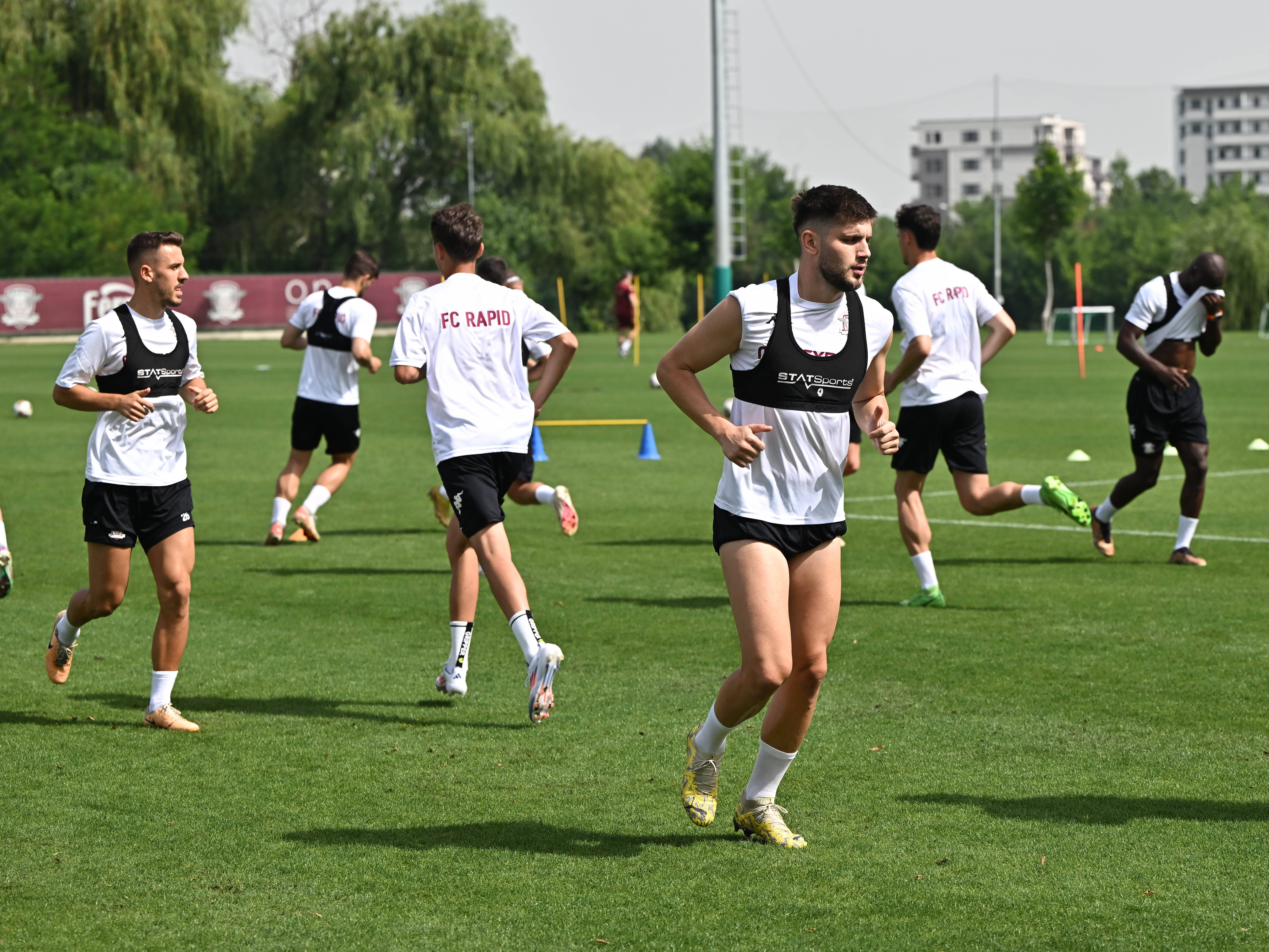 Era ca și dat afară de Rapid, dar totul se poate schimba! Ce se întâmplă cu fotbalistul care a prins doar 133 de minute tot anul
