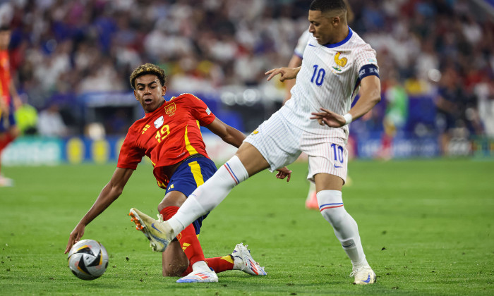 Kylian Mbappe (Frankreich, 10) vs Lamine Yamal (Spanien, 19) GER, Spanien (ESP) vs. Frankreich (FRA), Fussball Europamei