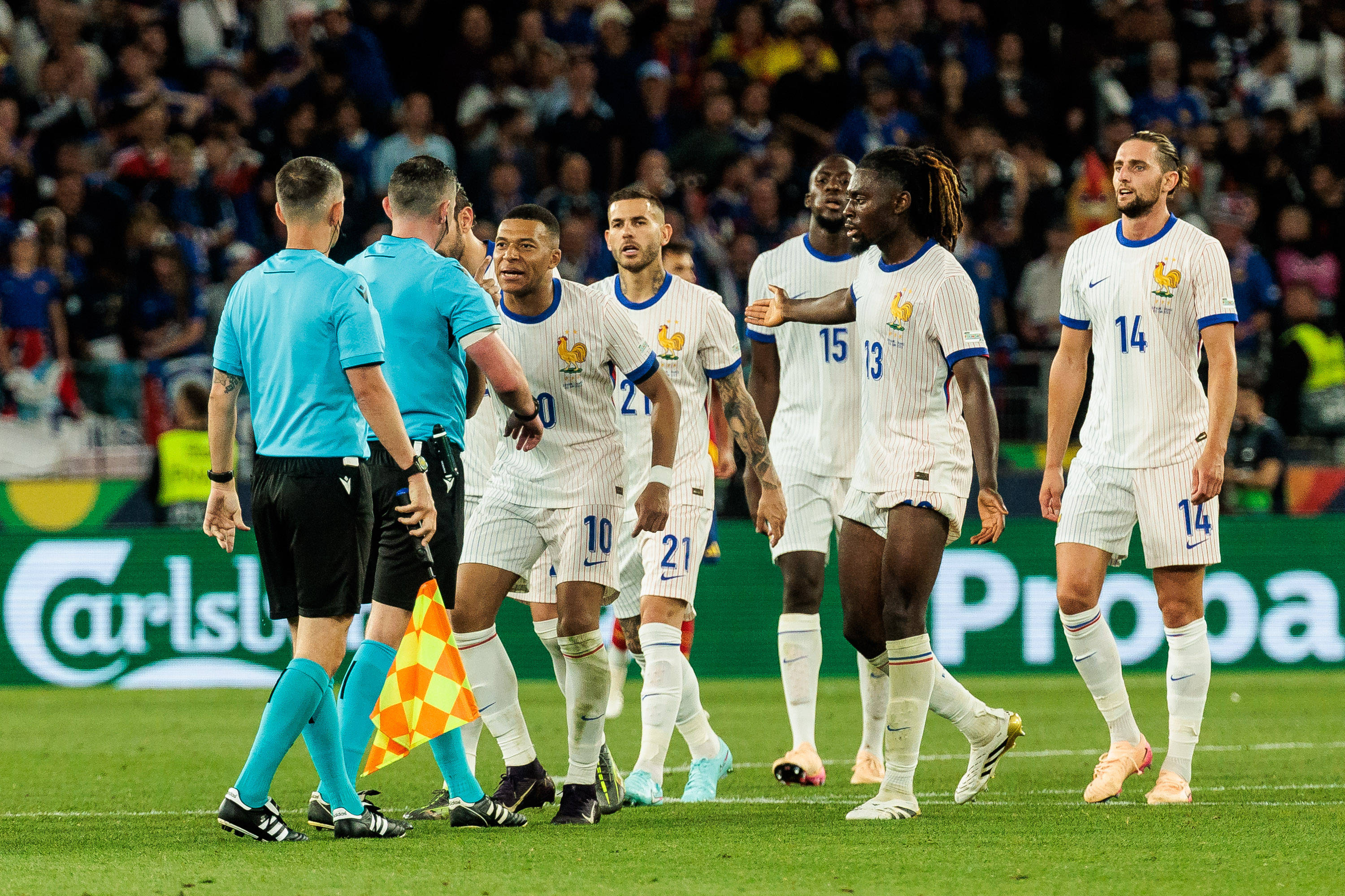 Imaginile serii! Kylian Mbappe s-a dus "glonț" la arbitru, după Spania - Franța 5-4