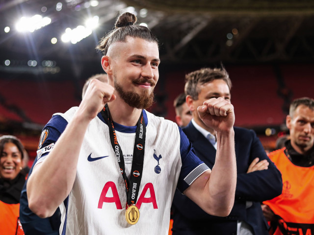 Ar fi lovitura verii: Tottenham i-a stabilit prețul lui Radu Drăgușin și încep negocierile pentru transfer