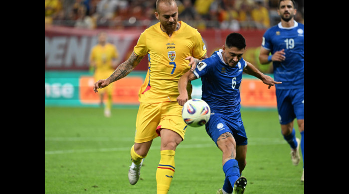 Denis Alibec și Giannis Satsias. Imagine de la meciul România - Cipru, scor 2-0 / Foto: Sport Pictures