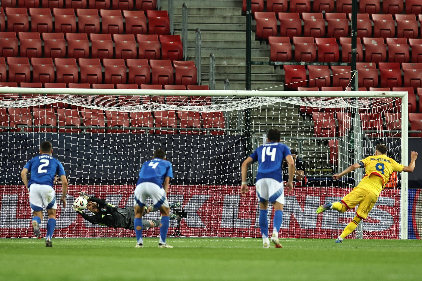 Reacția lui Sebastian Desplanches, după ce i-a apărat penalty-ul lui Louis Munteanu în Italia U21 – România U21