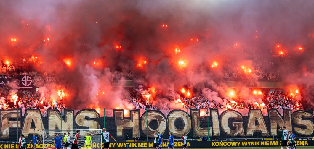 Fanii noii echipe a lui Edi Iordănescu transformă stadionul într-un iad. Și UEFA a fost ”terorizată”