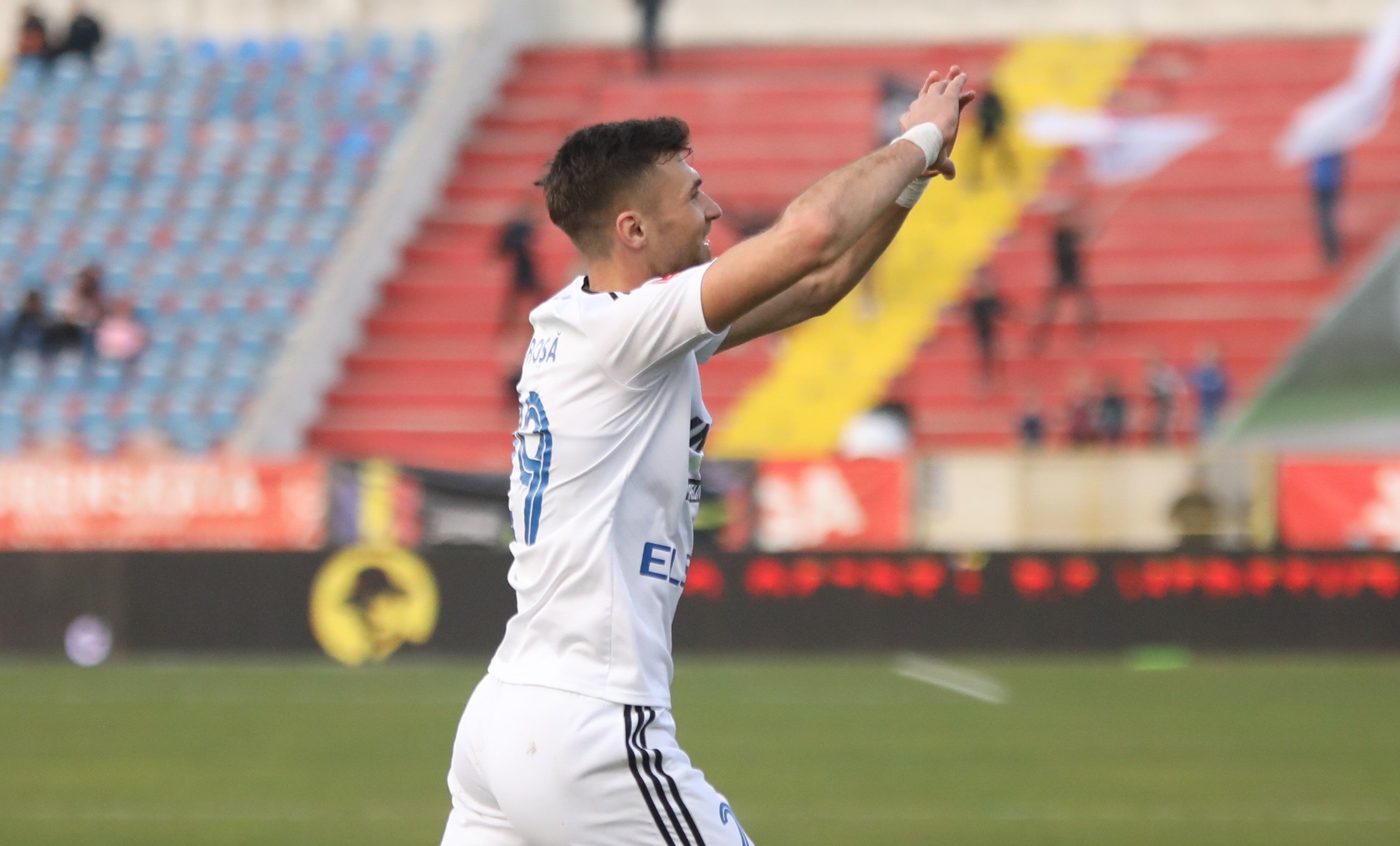 Fotbalistul care a cules flori în Olanda a semnat cu Petrolul