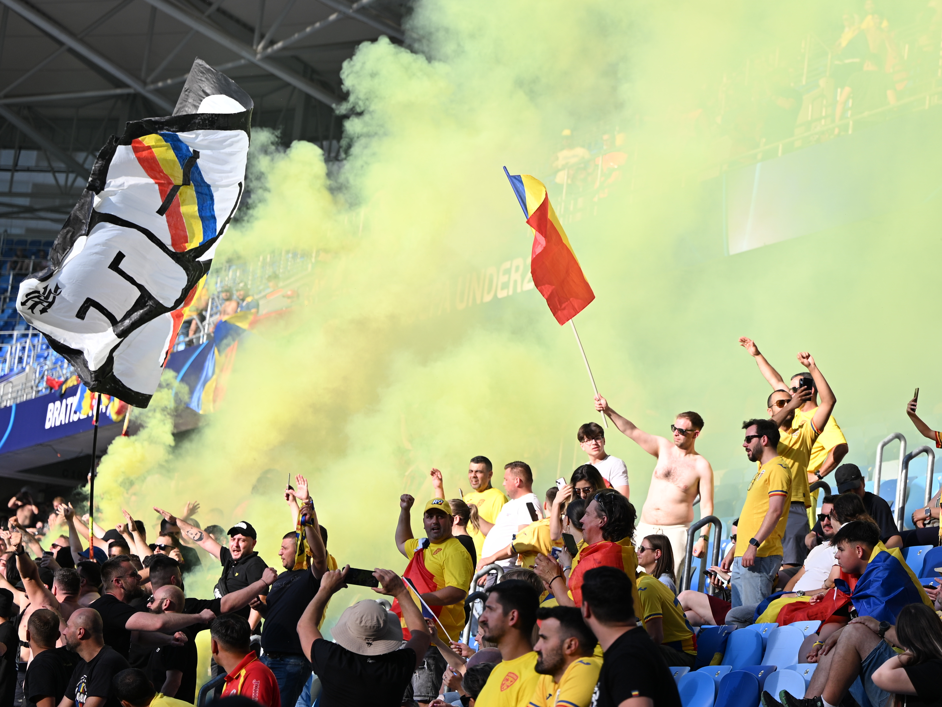 Scandal în ”Zidul galben” la România U21 - Spania U21! Unii ultrași, evacuați