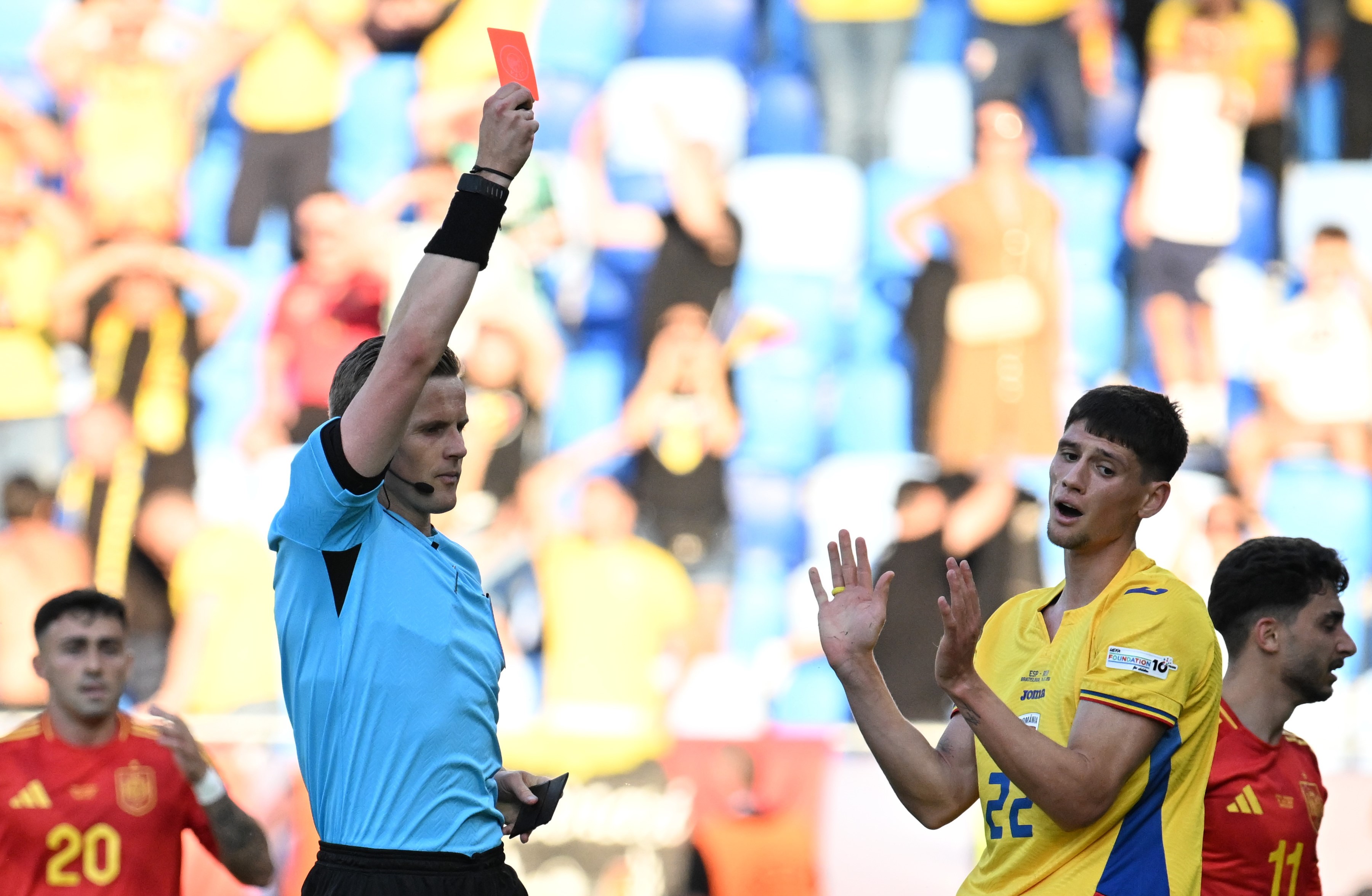 Reacția selecționerului Spaniei, după ce România a cerut penalty și Blănuță a primit roșu direct