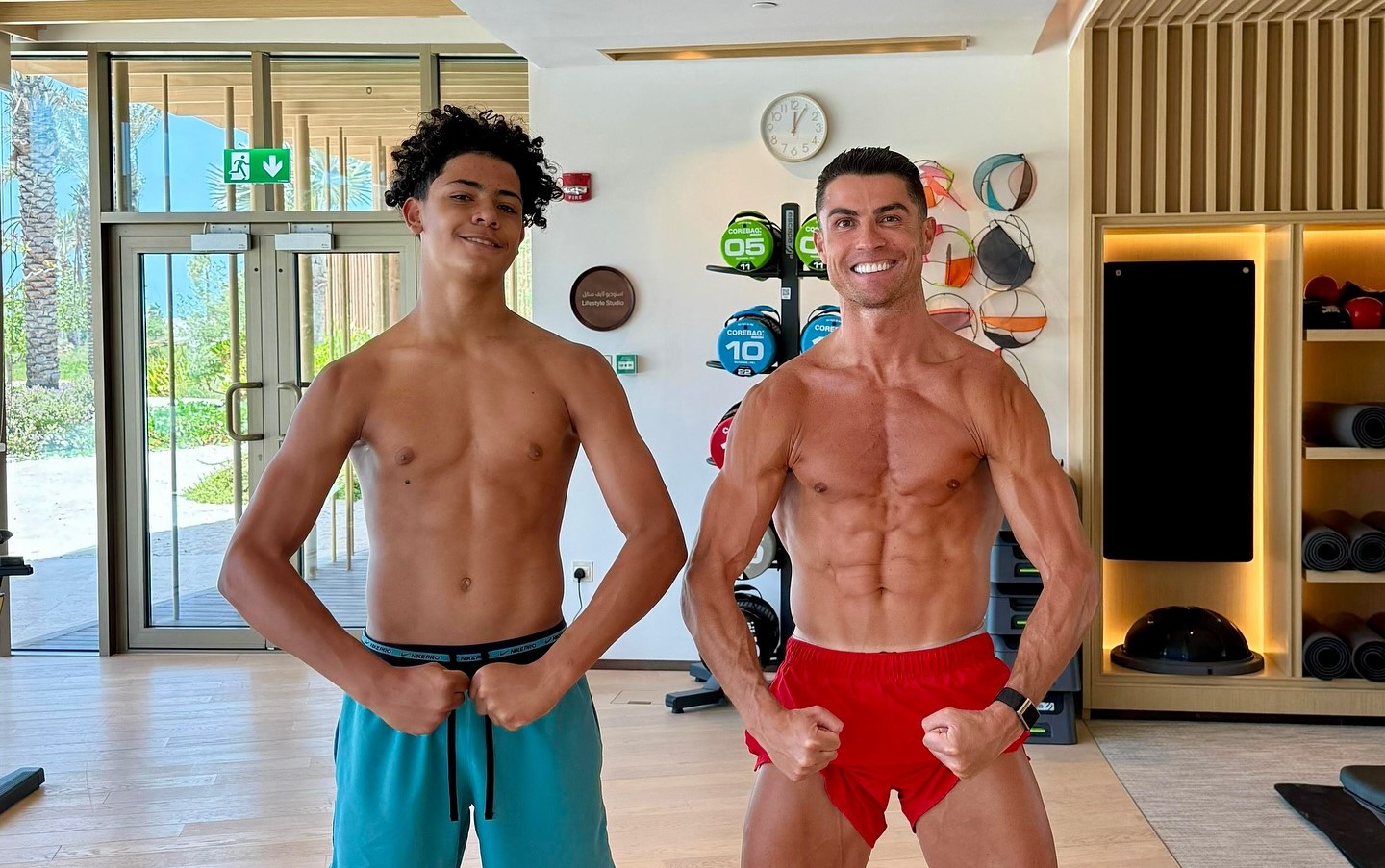 Ronaldo a postat o fotografie cu fiul său și internetul a ”explodat”: 72.000 de comentarii în 3 ore