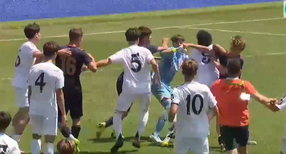 Imagine Stire Juniorii lui Real Madrid s-au luat la bătaie cu rivalii pe teren! Concluzia: 3 cartonașe roșii | 2review.ro
