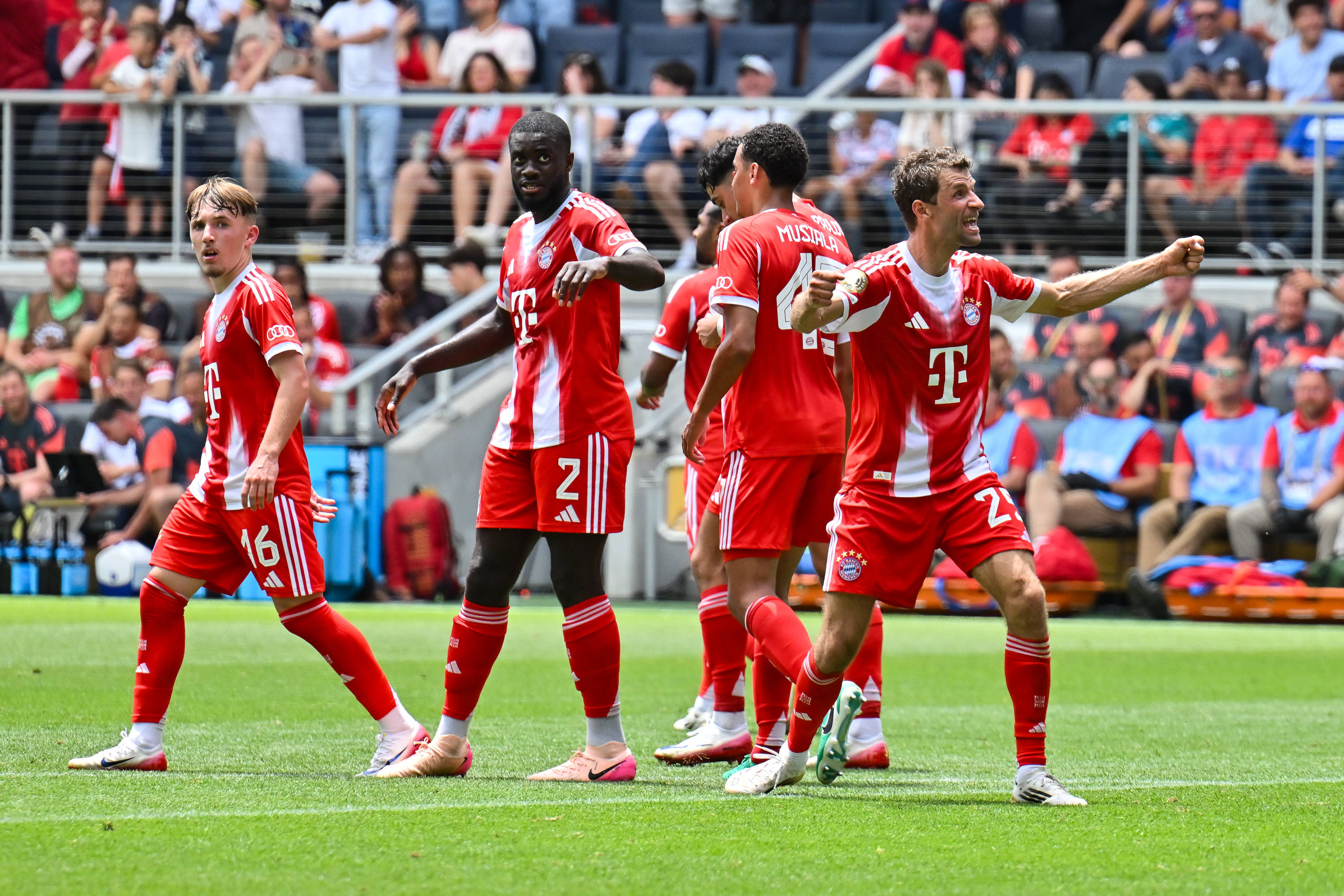 ”Neuer s-a plictisit”! Verdictul nemților, după ce Bayern ”a spulberat-o” pe Auckland City cu 10-0