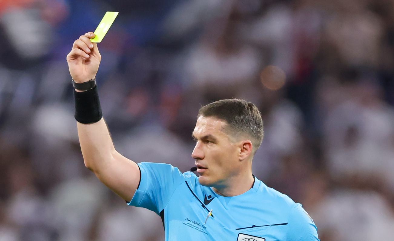 Imagine Stire Istvan Kovacs îl arbitrează pe Cristi Chivu la meciul decisiv din Champions League | 2review.ro