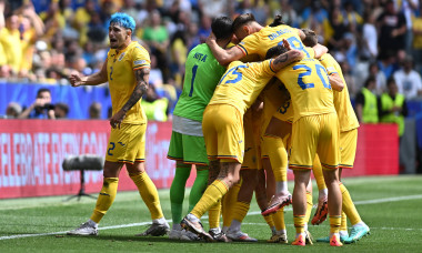 Bucurie a fotbalistilor romani printre care Andrei RaĂ�â€şiu dupa un gol marcat in meciul dintre Romania si Ucraina, din ca
