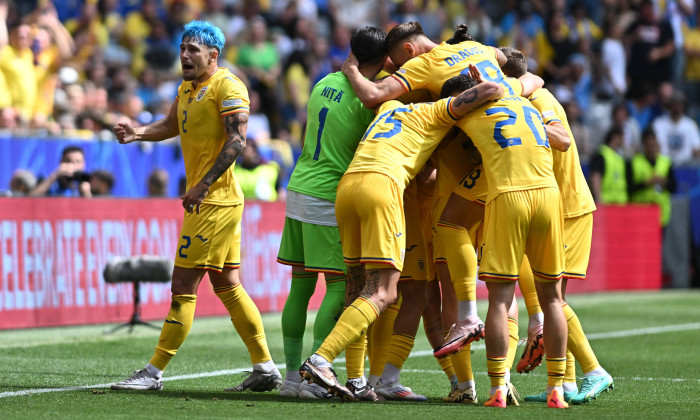 Bucurie a fotbalistilor romani printre care Andrei RaĂ�â€şiu dupa un gol marcat in meciul dintre Romania si Ucraina, din ca