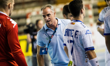 Leon, Spain. 24th September, 2017. Rafael Guijosa Castillo (Coach, CB Ademar Leon) talks with his players during the handball match of 2017/2018 EHF Champions League group stage between CB Ademar Leon and Kadetten Schaffhausen at Sports Center on Septemb