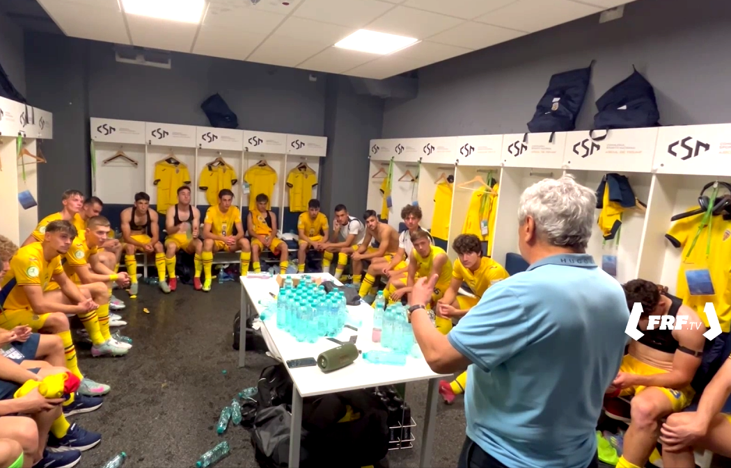 Au apărut imaginile! Mircea Lucescu a intrat în vestiarul României U19 și s-a făcut liniște instant