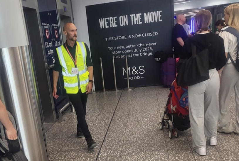 Dat afară la începutul anului, antrenorul s-a ”reprofilat”: s-a angajat la aeroport!
