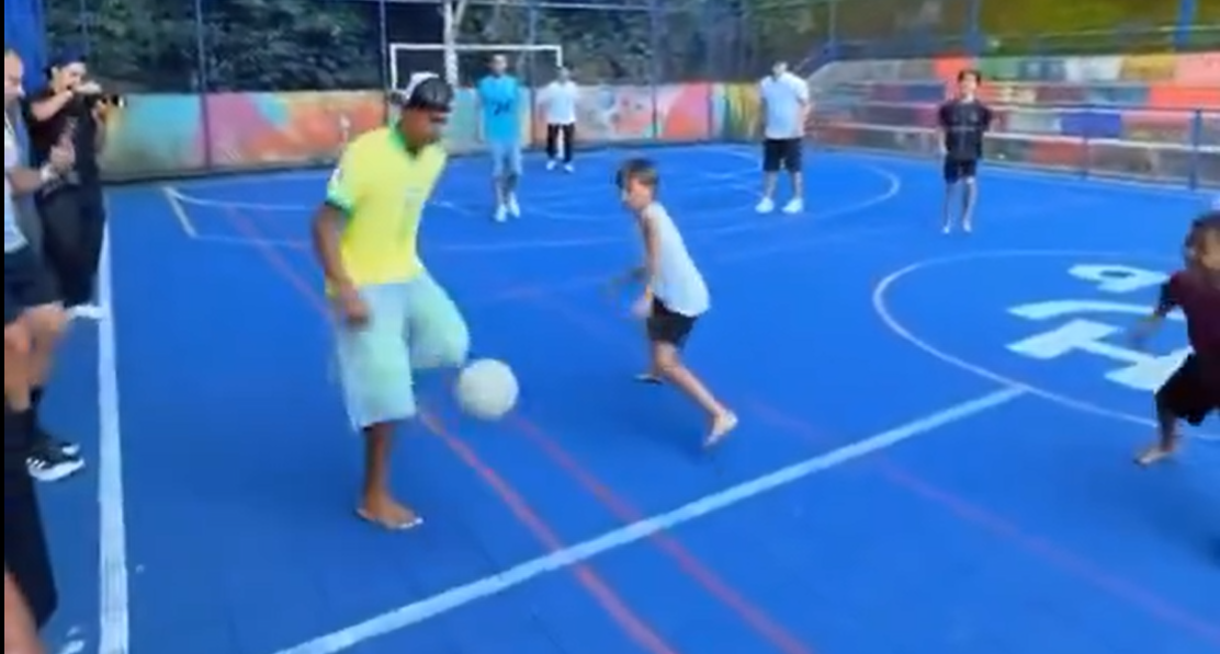 Imagini spectaculoase cu Lamine Yamal în timp ce joacă fotbal în favelele din Brazilia