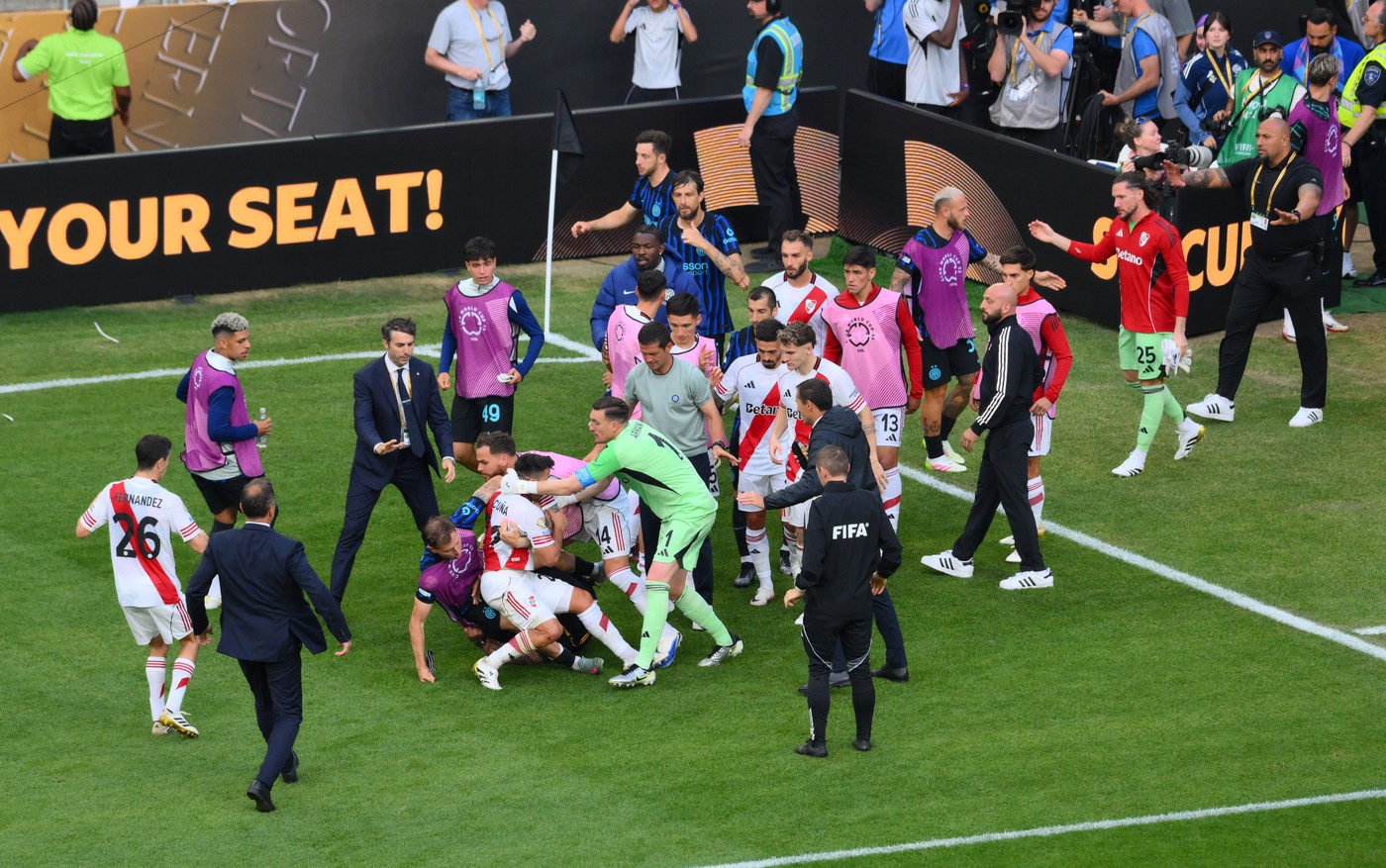Scene penibile la finalul meciului Inter - River 2-0. A fost nevoie de intervenția hotărâtă a lui Chivu