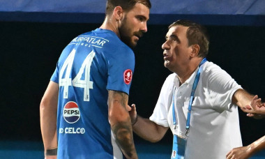 Gheorghe Hagi il felicita pe Rivaldinho (Mosca Rivaldo Vitor Ferreira) dupa un gol marcat alaturi de Mihai Alexandru Bal