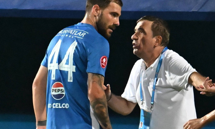 Gheorghe Hagi il felicita pe Rivaldinho (Mosca Rivaldo Vitor Ferreira) dupa un gol marcat alaturi de Mihai Alexandru Bal
