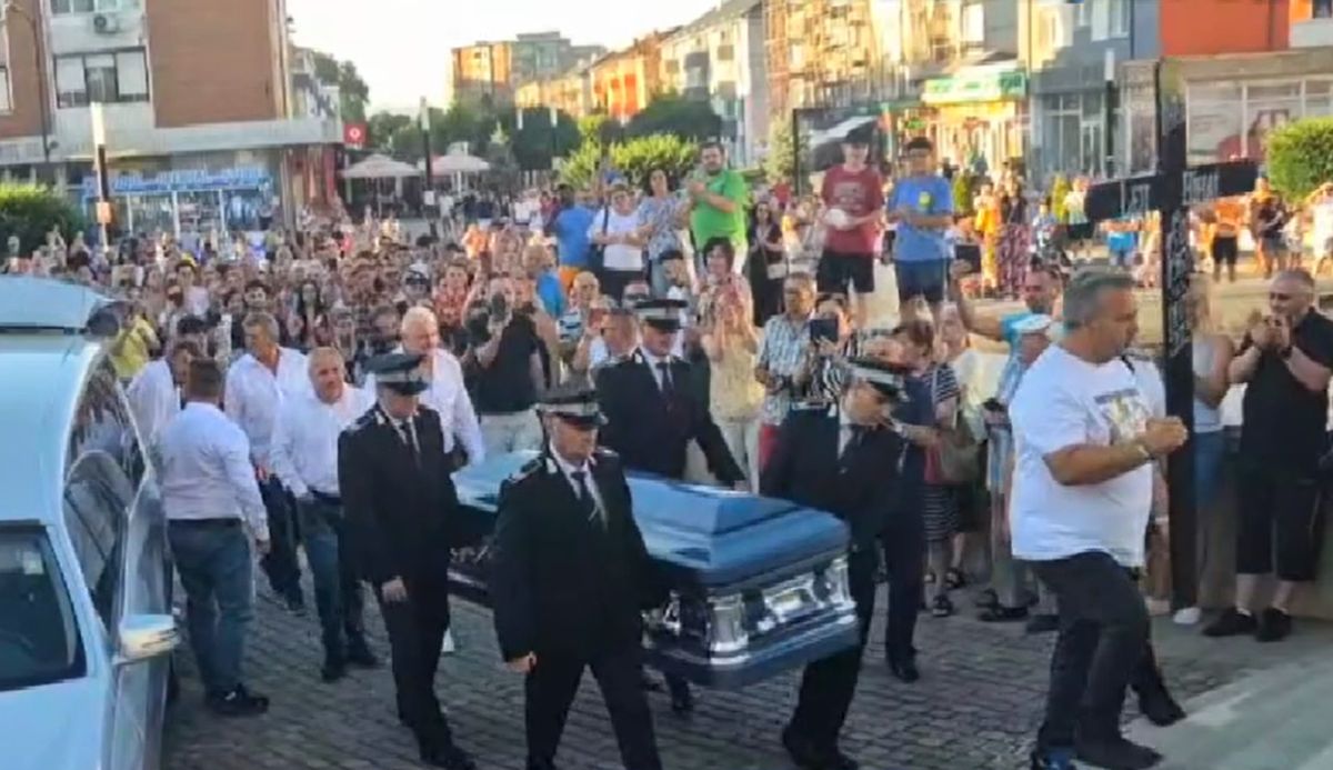 Trupul lui Mihai Leu a ajuns la Hunedoara în aplauzele oamenilor!