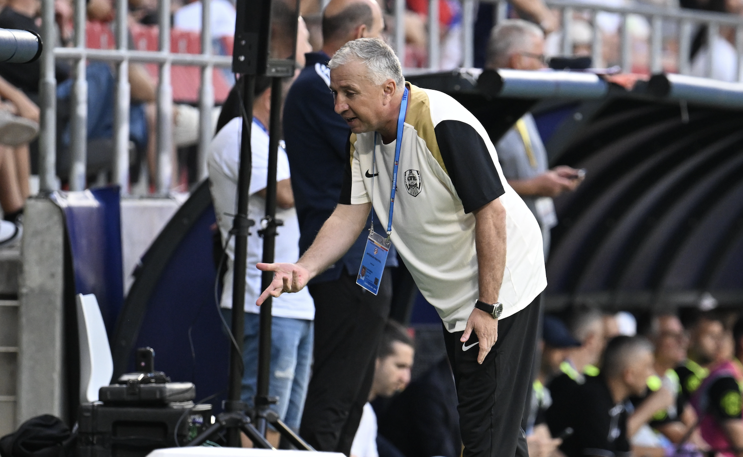Dan Petrescu a plecat direct la vestiar după 1-2 cu FCSB și n-a apărut nici la flash-interviu! ”Doctorul e cu el”