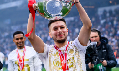 FCK vinder og bliver Danmarks Mester 2025. 40 (FCK) - Roony Bardghji med pokalen. Superliga - Mesterskabsspillet: FC København mod FC Nordsjælland -